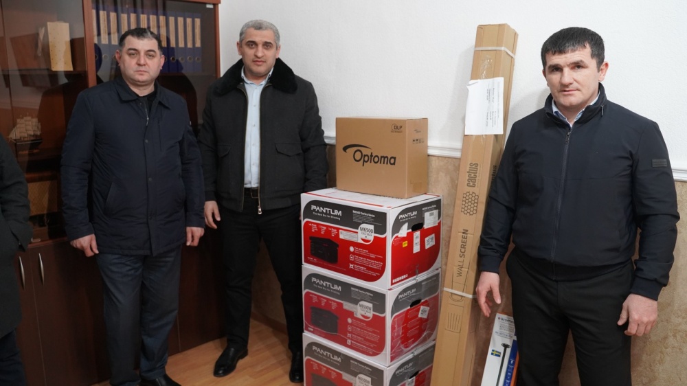 Глава Хасавюртовского  района Арсланбек Алибеков принял участие в акции «Сделай подарок родной школе»