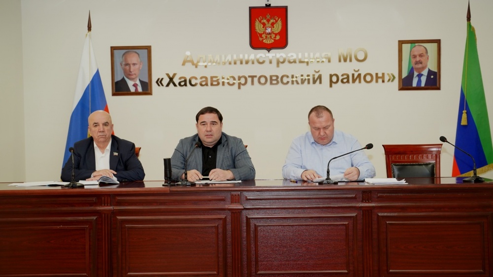 На совещании актива Глава Хасавюртовского района осудил подлый и жестокий теракт и выразил соболезнования родным и близким погибших
