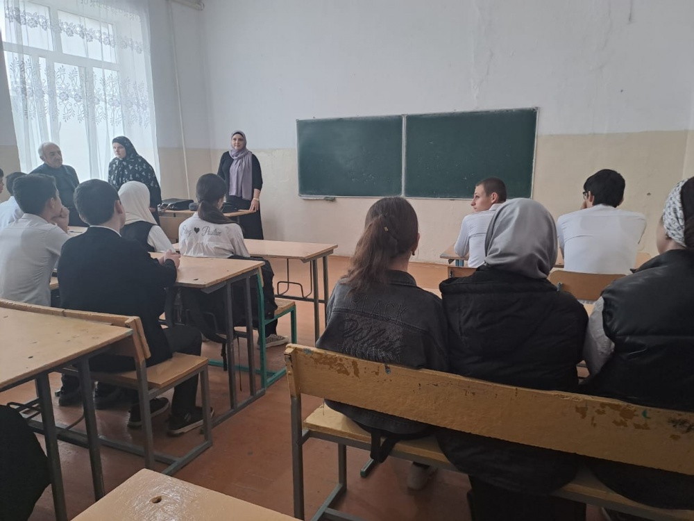 Специалисты отдела по делам несовершеннолетних Хасавюртовского района продолжают профилактические беседы с учащимися