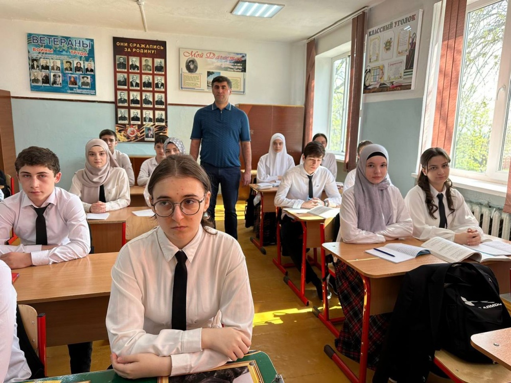 Начальник Управления образования Крымсолтан Кабардиев провёл урок «Разговоры о важном»