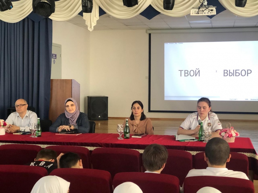 В Хасавюртовском районе проходят профилактические беседы с учащимися в рамках операции «Твой выбор»