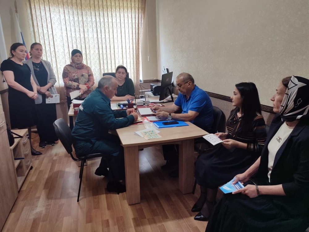 Специалисты МКУ «Управление по делам ГО и ЧС Хасавюртовского района» продолжают выездные занятия с неработающим населением и объектовые тренировки школах