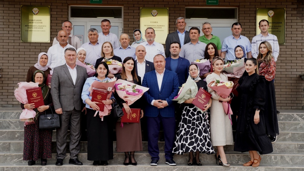 В администрации Хасавюртовского района в честь Дня местного самоуправления прошло награждение отличившихся работников  администрации и учреждений муниципалитета