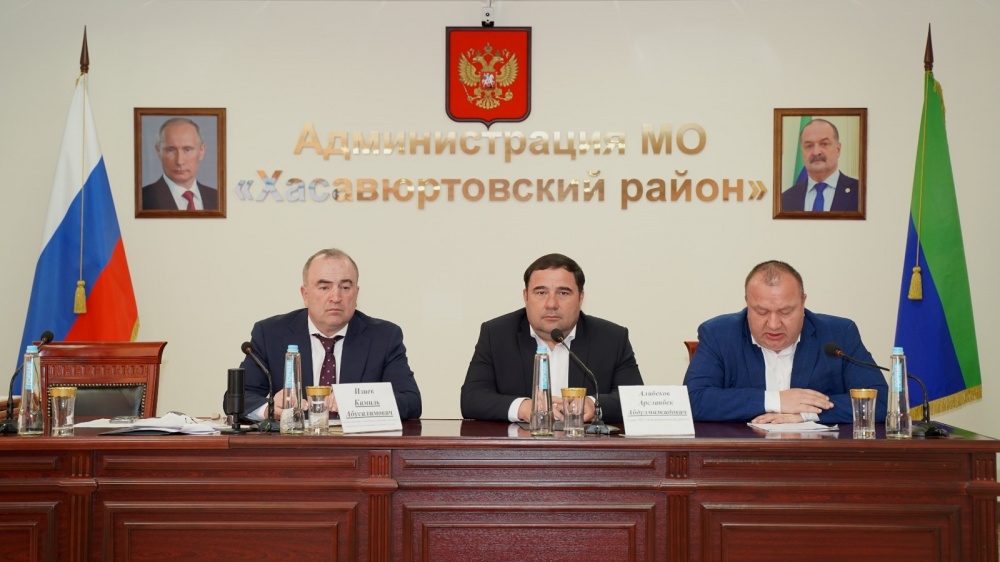 Заместитель Министра экономики и территориального развития РД Камиль Изиев провел выездное заседание  в администрации Хасавюртовского  района