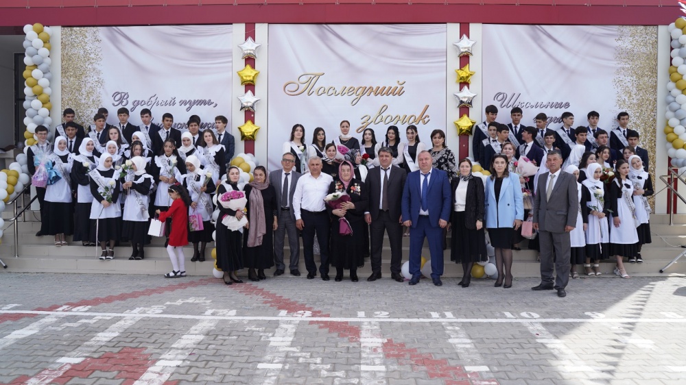 Министр транспорта дорожного хозяйства РД Джамбулат Салавов поздравил выпускников села Эндирей с окончанием школы