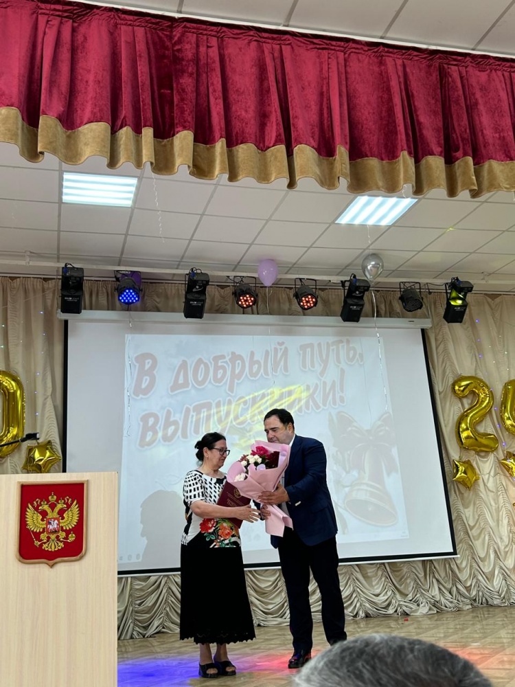 Глава Хасавюртовского Арсланбек Алибеков поздравил выпускников МКУ «Карланюртовская СОШ им. А.Д. Шихалиева» с окончанием школы