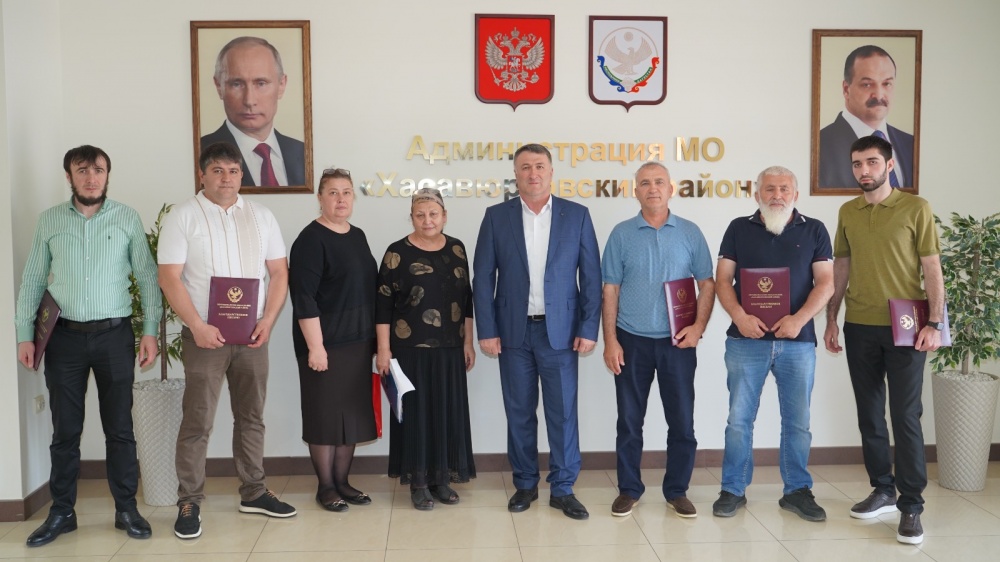 В администрации Хасавюртовского района отметили Благодарностями  предпринимателей в честь профессионального праздника