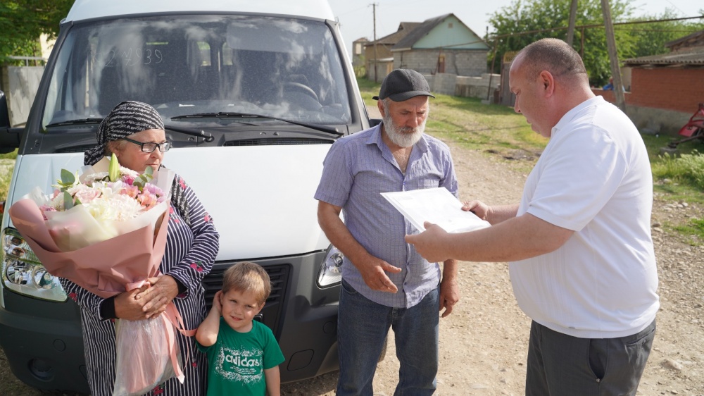 Многодетной семье селения Октябрьское Хасавюртовского района вручили ключи от нового микроавтобуса  Газель