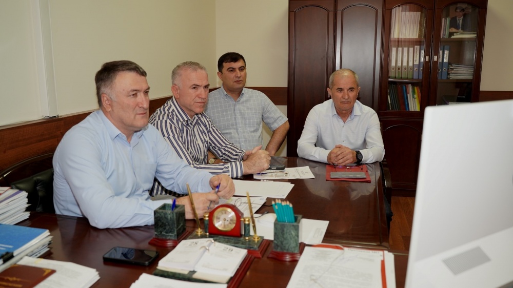 Администрация Хасавюртовского района приняла участие в работе ВКС под руководством Наримана Абдулмуталибова