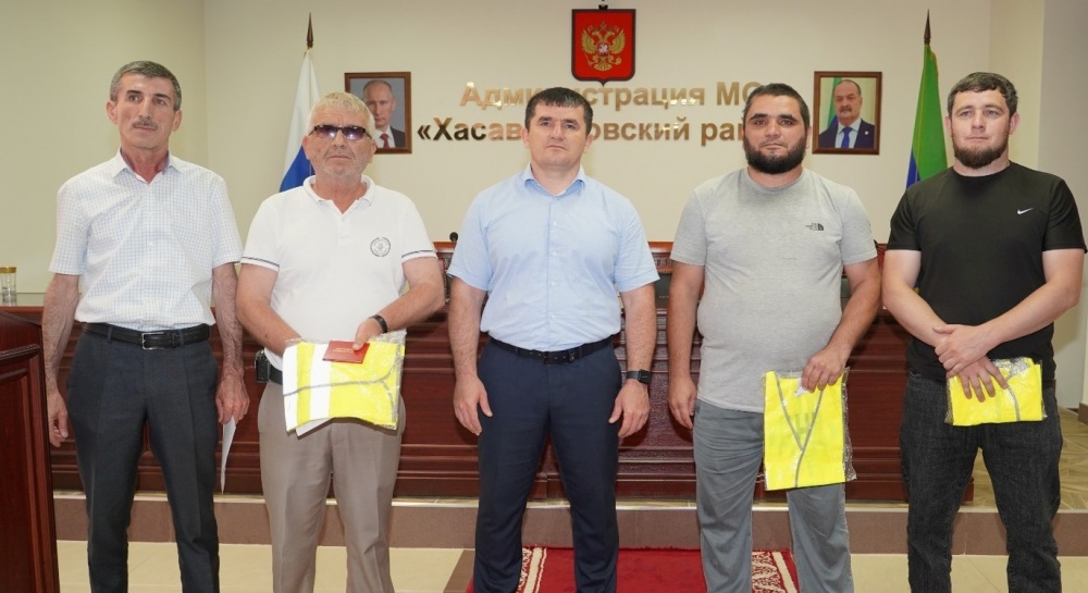 В администрации Хасавюртовского района состоялось вручение удостоверений членам добровольных народных дружин сельских поселений