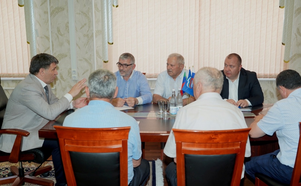 Министр транспорта и дорожного хозяйства РД Джамбулат Салавов провел выездной прием граждан в администрации Хасавюртовского района