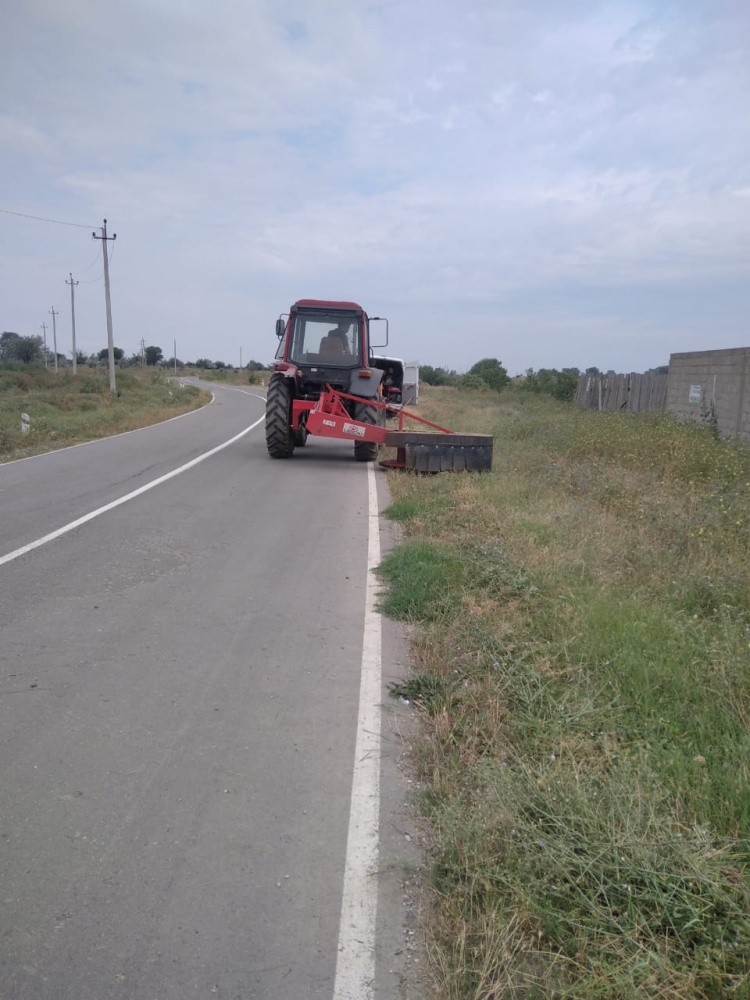 В Хасавюртовском районе продолжается благоустройство республиканских автодорог