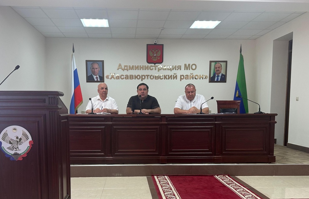 Глава Хасавюртовского района на совещании актива осудил вылазку экстремистов и выразил соболезнование родным и близким погибших сотрудников полиции и гражданских