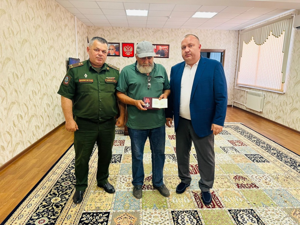 Власти  Хасавюртовского района передали Государственные награды погибших при исполнении воинского долга участников СВО их родным и близким.