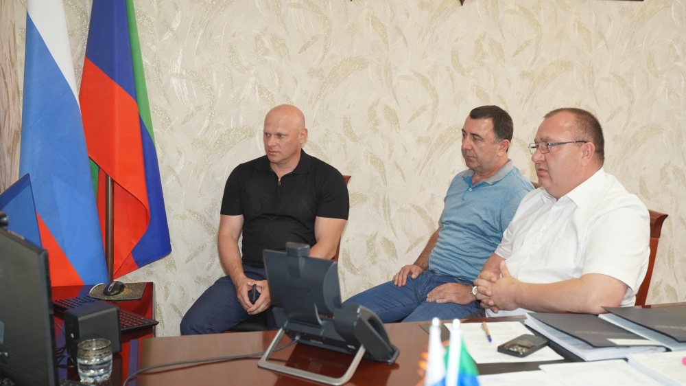 Администрация Хасавюртовского района приняла участие в работе заседания Координационного штаба по обеспечению строительства,  капитального ремонта объектов капитального строительства в РД в режиме ВКС
