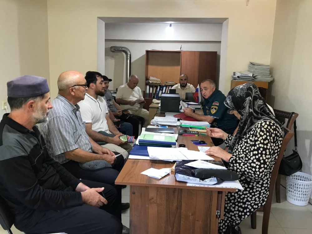 Специалисты МКУ «Управления по делам ГО и ЧС Хасавюртовского района» продолжают проводить занятия неработающим населением по соблюдению правил ПБ и ликвидации ЧС