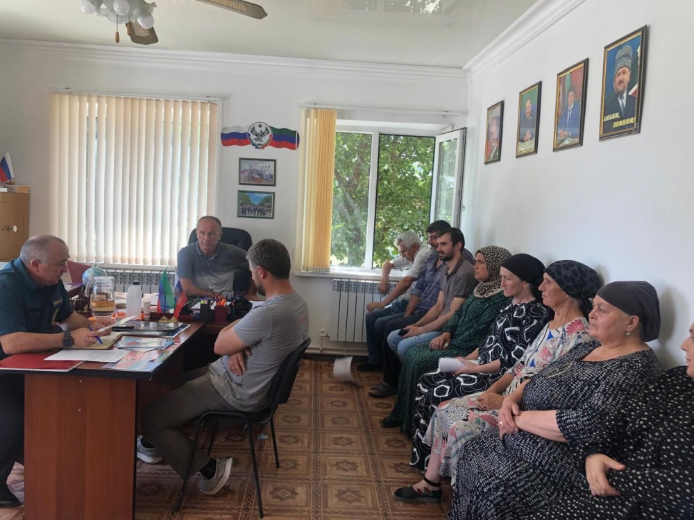 Специалисты МКУ «УГОЧС Хасавюртовского района» продолжают проводить занятия неработающим населением по соблюдению правил ПБ и ликвидации ЧС
