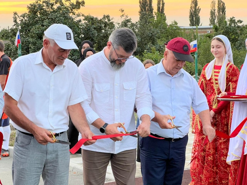 Власти Хасавюртовского района торжественно  открыли  новое современное  плоскостное  спортивное сооружение  в селении Муцалаул Хасавюртовского района