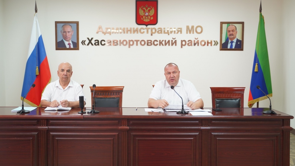 В честь Дня Конституции РД  Глава Хасавюртовского района отметил Почетными Грамотами и Благодарственными письмами МР работников  администрации, глав поселений
