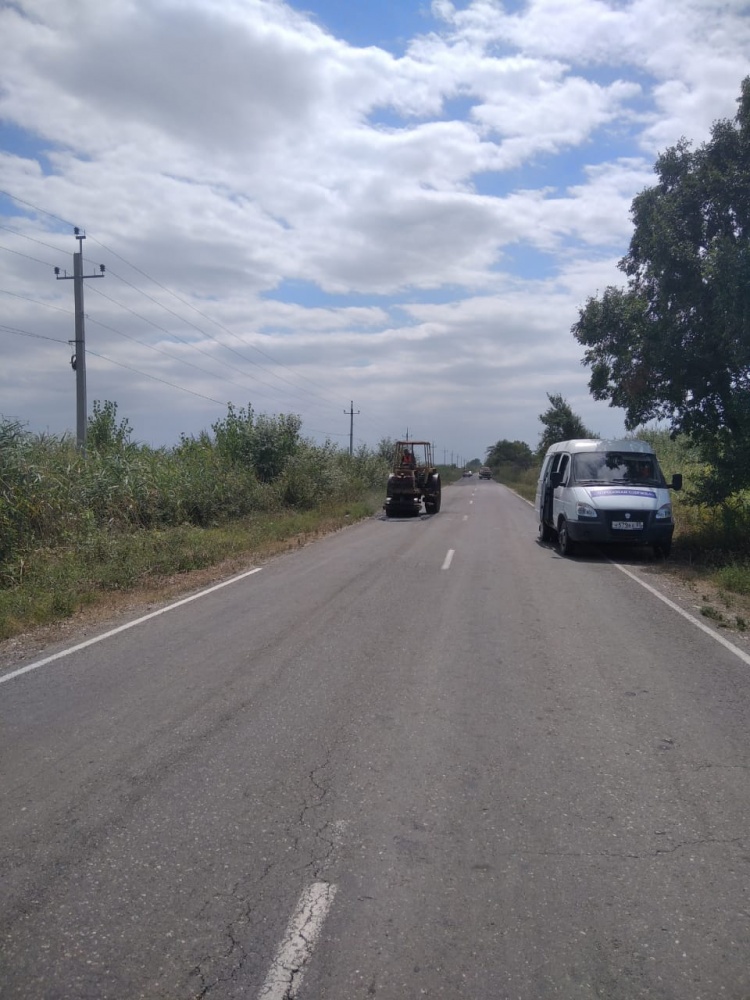 В Хасавюртовском районе продолжается благоустройство муниципальных и республиканских автодорог