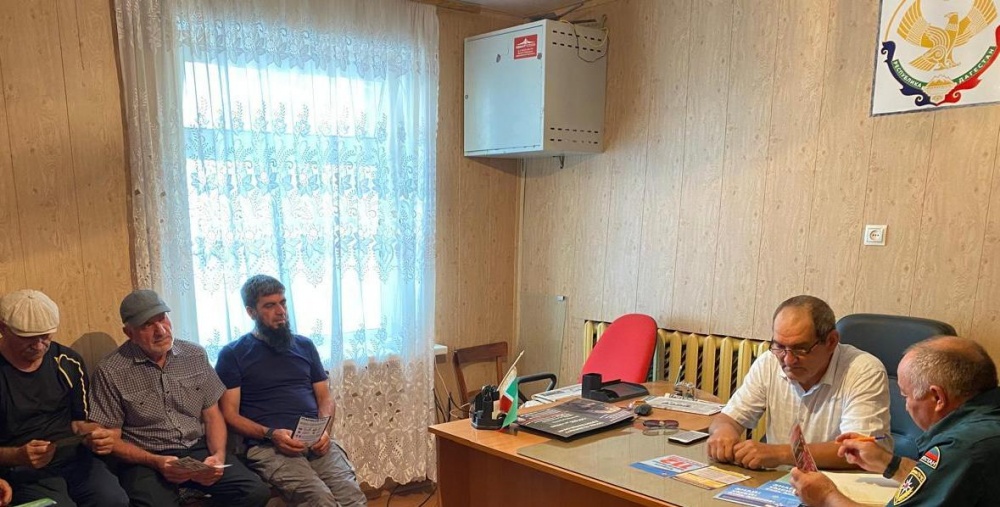 Специалисты МКУ «УГОЧС Хасавюртовского района» продолжают проводить занятия неработающим населением по соблюдению правил ПБ и ликвидации ЧС