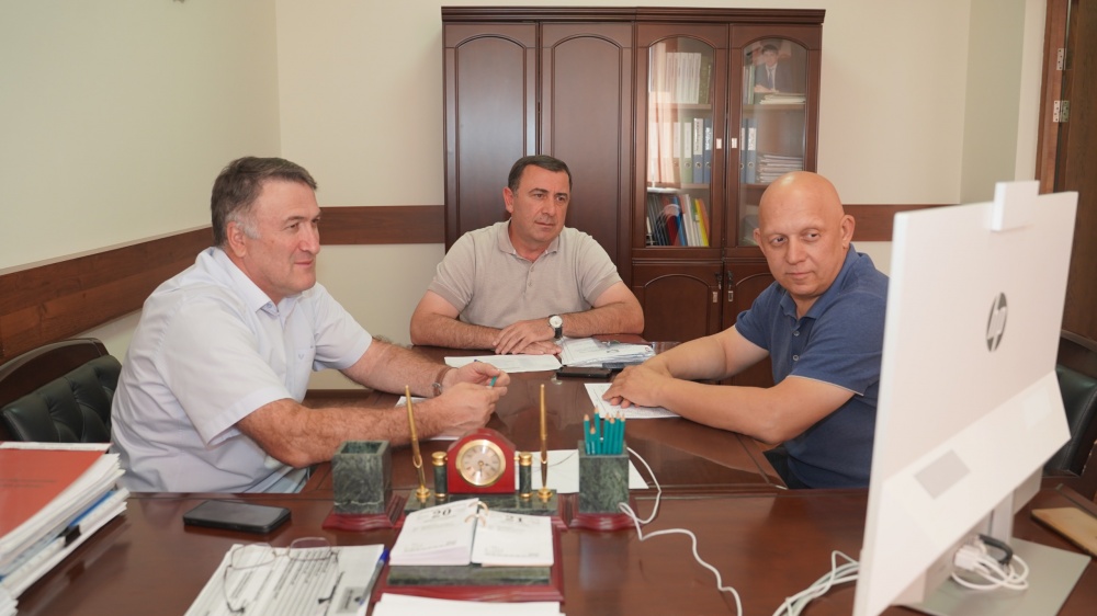 Администрация Хасавюртовского района приняла участие в работе совещания в режиме ВКС Министерства строительства, архитектуры  и ЖКХ РД
