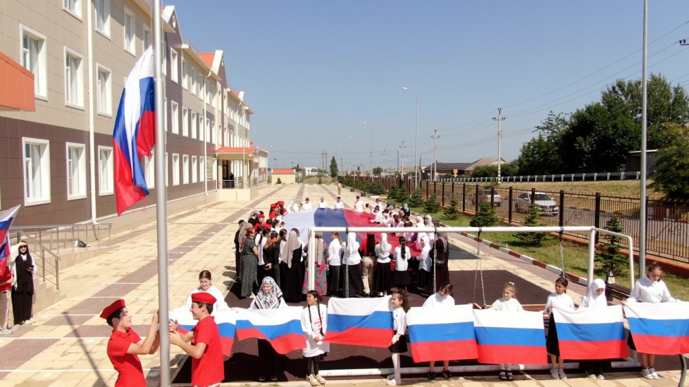 В Хасавюртовском районе состоялось торжественное поднятие флага Российской Федерации