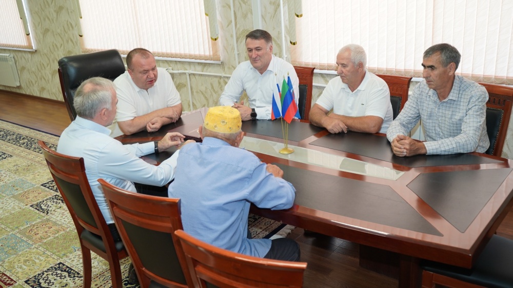 В честь профессионального праздника в администрации Хасавюртовского района отметили Благодарностью МР   ветеринарных работников