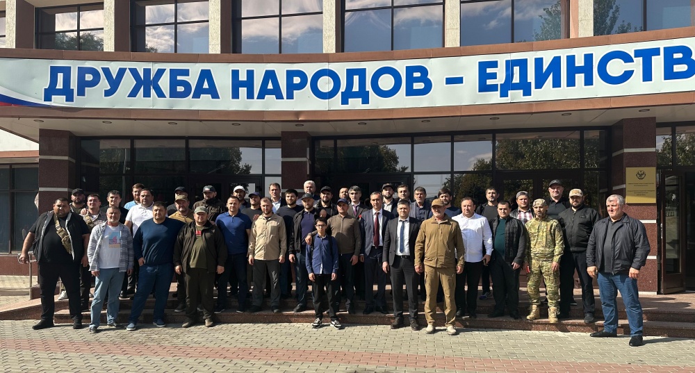 Глава  Хасавюртовского района  торжественно проводил  группу жителей муниципалитета вступивших в добровольческий батальон «Каспий»