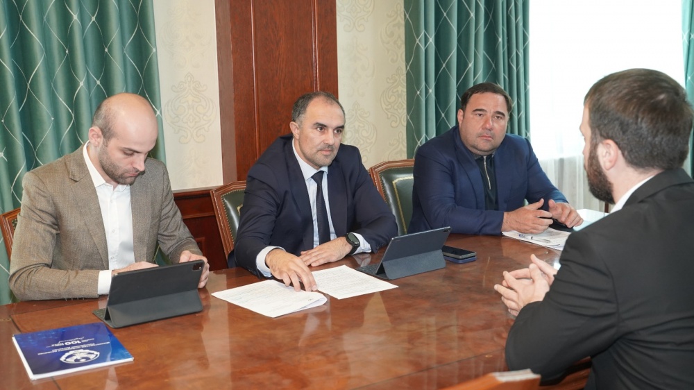 Министр цифрового развития РД Юрий Гамзатов  провел выездной прием граждан в администрации Хасавюртовского  района