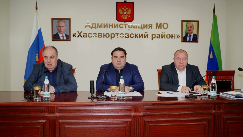 Глава МР Арсланбек Алибеков наградил званием « Почетный гражданин МО «Хасавюртовский район» Калсына Акгезова