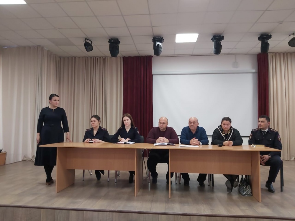 В СОШ с. Хамавюрт прошло информационно-просветительская встреча «Противодействие идеологии терроризма в образовательной сфере»