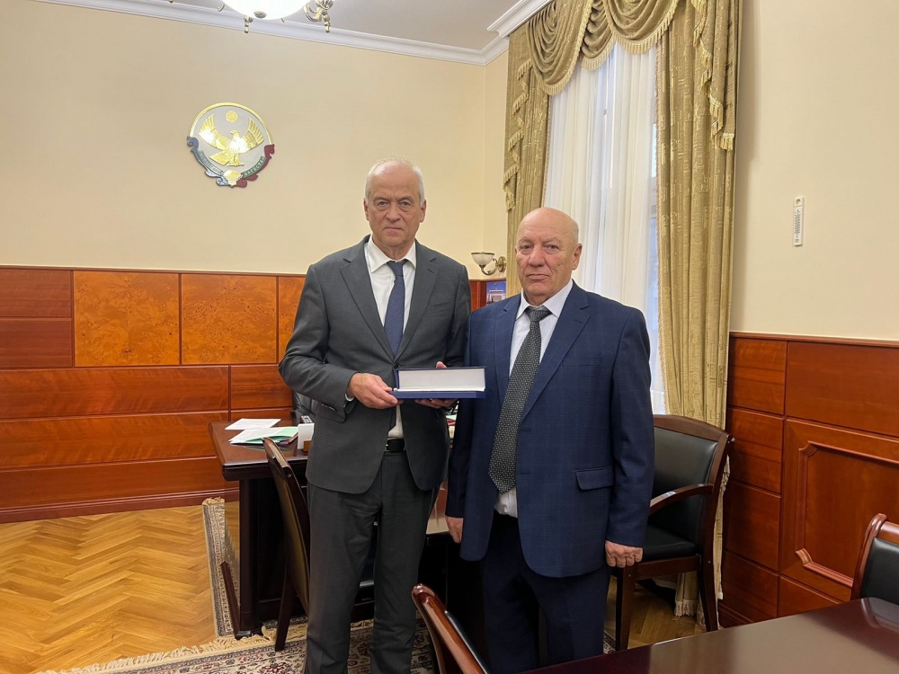 Работник администрации Хасавюртовского района Солтаншарип  Асеков отмечен именными часами Народного Собрания РД