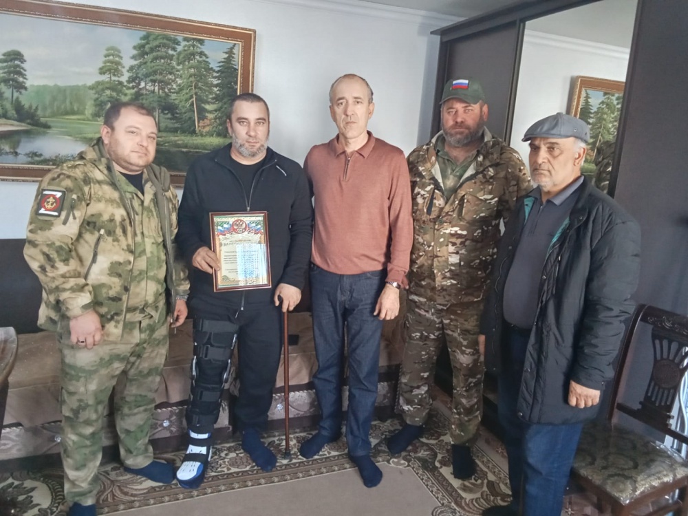 Глава села Аксай и начальник военно – учетного стола посетили участника СВО