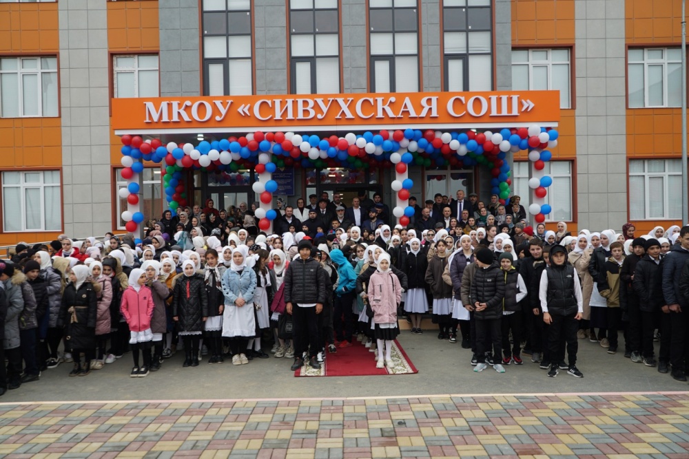 Председатель районного  Собрания депутатов Хасавюртовского района провел урок  «Разговоры  о важном»  с учащимися Сивухской СОШ
