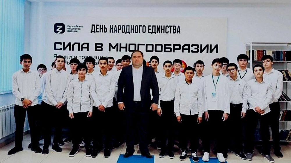 Глава Хасавюртовского района в рамках проекта «Знание о главном» провел лекцию с учащимися школы