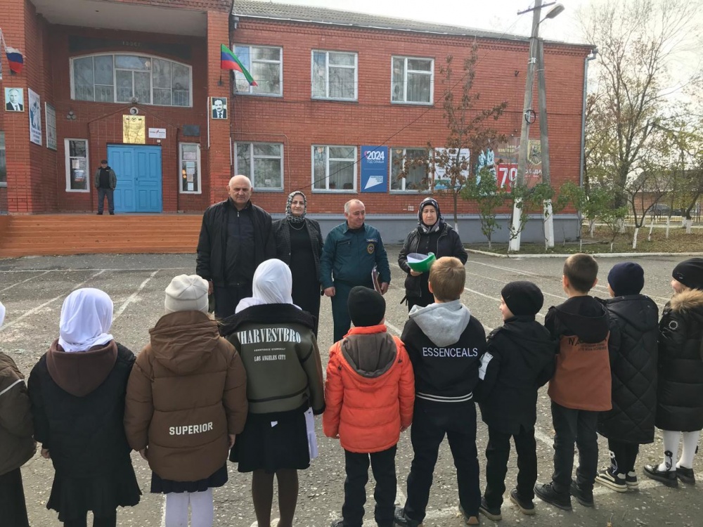 Специалисты МКУ «Управление по делам ГО и ЧС Хасавюртовского района» продолжают выездные занятия и объектовые тренировки школах района