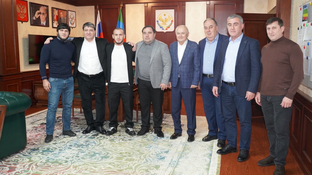В администрации Хасавюртовского района Министр транспорта и дорожного хозяйства РД Джамбулат Салавов  провел встречу с  Олимпийским Чемпионом игр во Франции 2024 Разамбеком  Жамаловым