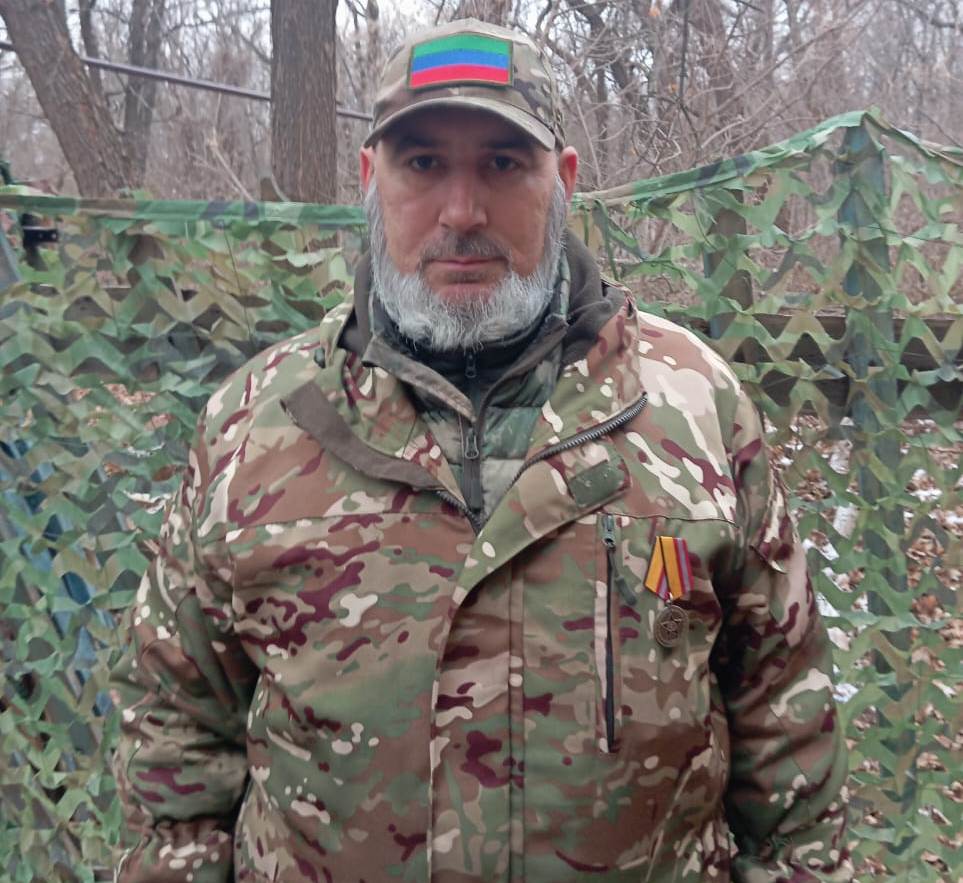 Участник СВО доброволец батальона Каспий Шарабдин Джумакаев награжден  медалью военного подразделения БАРС