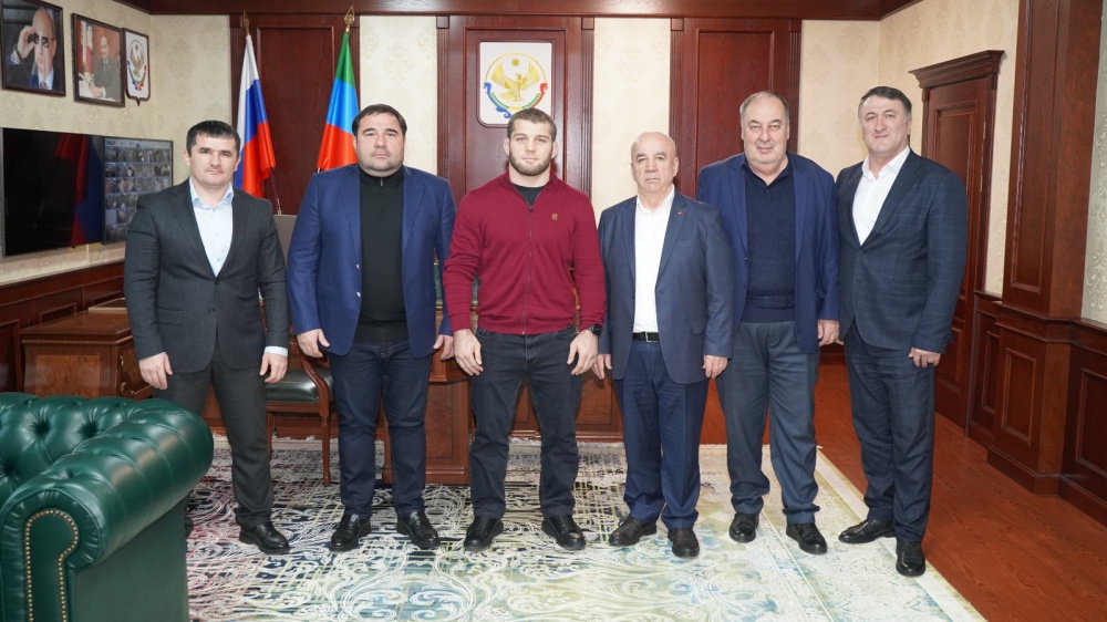 Глава  Хасавюртовского района провел встречу с Олимпийским Чемпионом игр во Франции 2024 Магомедом Рамазановым