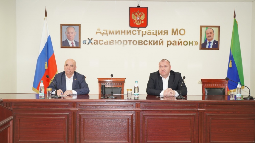 Аппарат и коллектив администрации  Хасавюртовского района принимает   участие в трансляции прямого эфира Итогов года Большой  пресс – конференции  и прямой  линии Президента РФ Владимира Путина