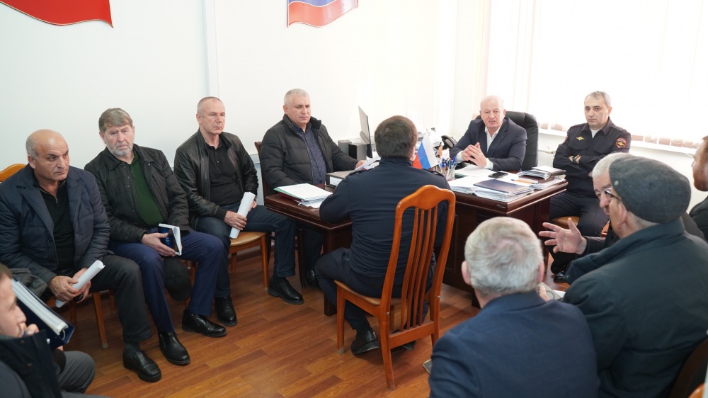 В Администрации Хасавюртовского района состоялось внеплановое заседание комиссии по обеспечению безопасности дорожного движения в МО.