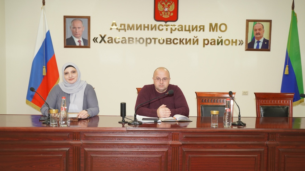 В администрации Хасавюртовского района торжественно наградили победителей конкурса «Мой класс – это класс!»