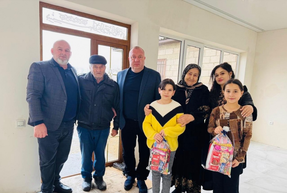 В предновогодние праздничные дни власти  Хасавюртовского района посещают  и дарят новогодние подарки детям участников СВО