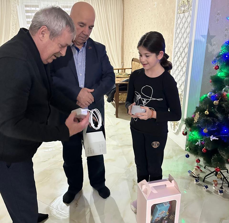 Власти Хасавюртовского района исполняют  просьбы  детей  из новогодней  «Елки желаний»