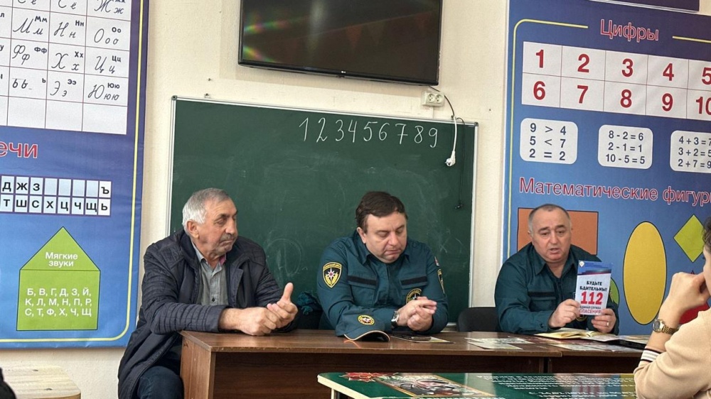 Специалисты МКУ «Управления по делам ГО и ЧС Хасавюртовского района» продолжают проводить выездные занятия с неработающим населением по соблюдению правил ПБ и ликвидации ЧС