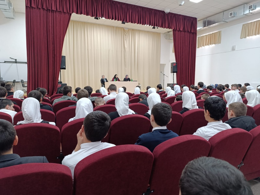 Специалисты ОДН и ЗП продолжают беседы с учащимися по профилактике терроризма и экстремизма