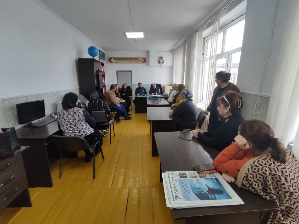 Специалисты МКУ «Управление по делам ГО и ЧС Хасавюртовского района» продолжают  выездные занятия и объектовые тренировки в школах