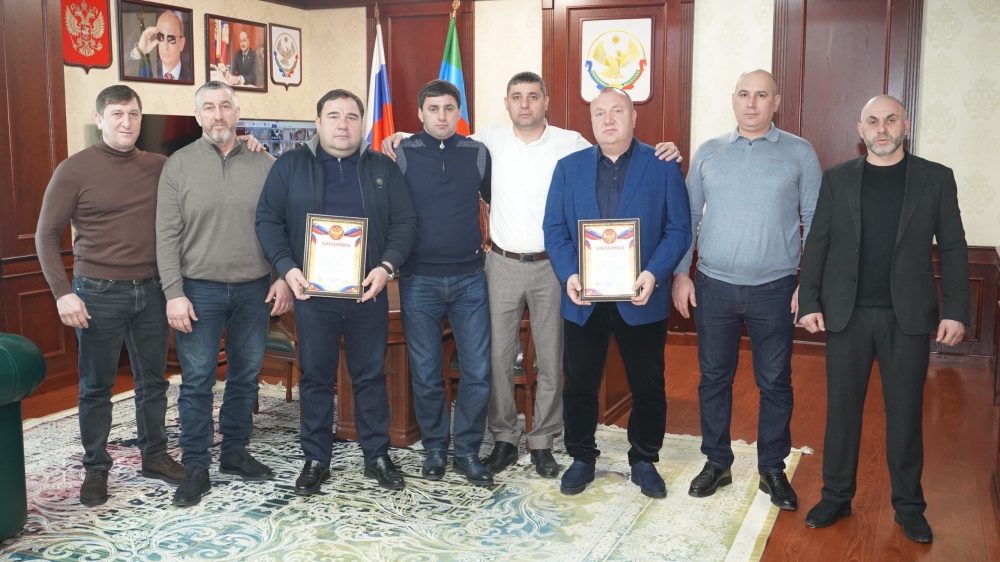 Участники СВО батальона Каспий вручили Благодарность Главе Хасавюртовского района за активное сотрудничество и поддержку участников СВО