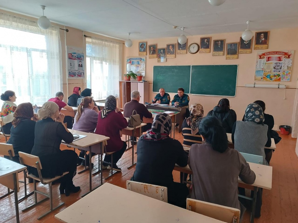Специалисты МКУ «Управление по делам ГО и ЧС Хасавюртовского района» продолжают проводить выездные занятия и объектовые тренировки школах